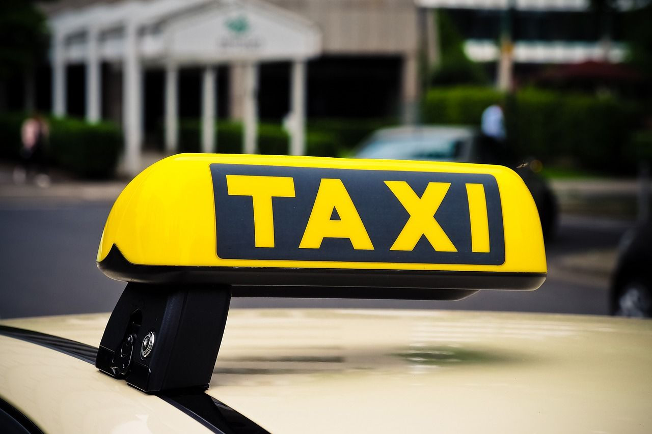 Taxi ist kein "öffentliches Verkehrsmittel" i.S. des § 9 Abs. 2 Satz 2 EStG
