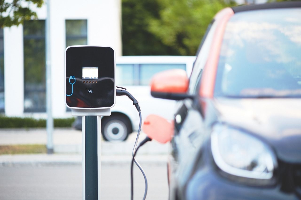 Elektrodienstwagen: Aufladen im Betrieb und zuhause