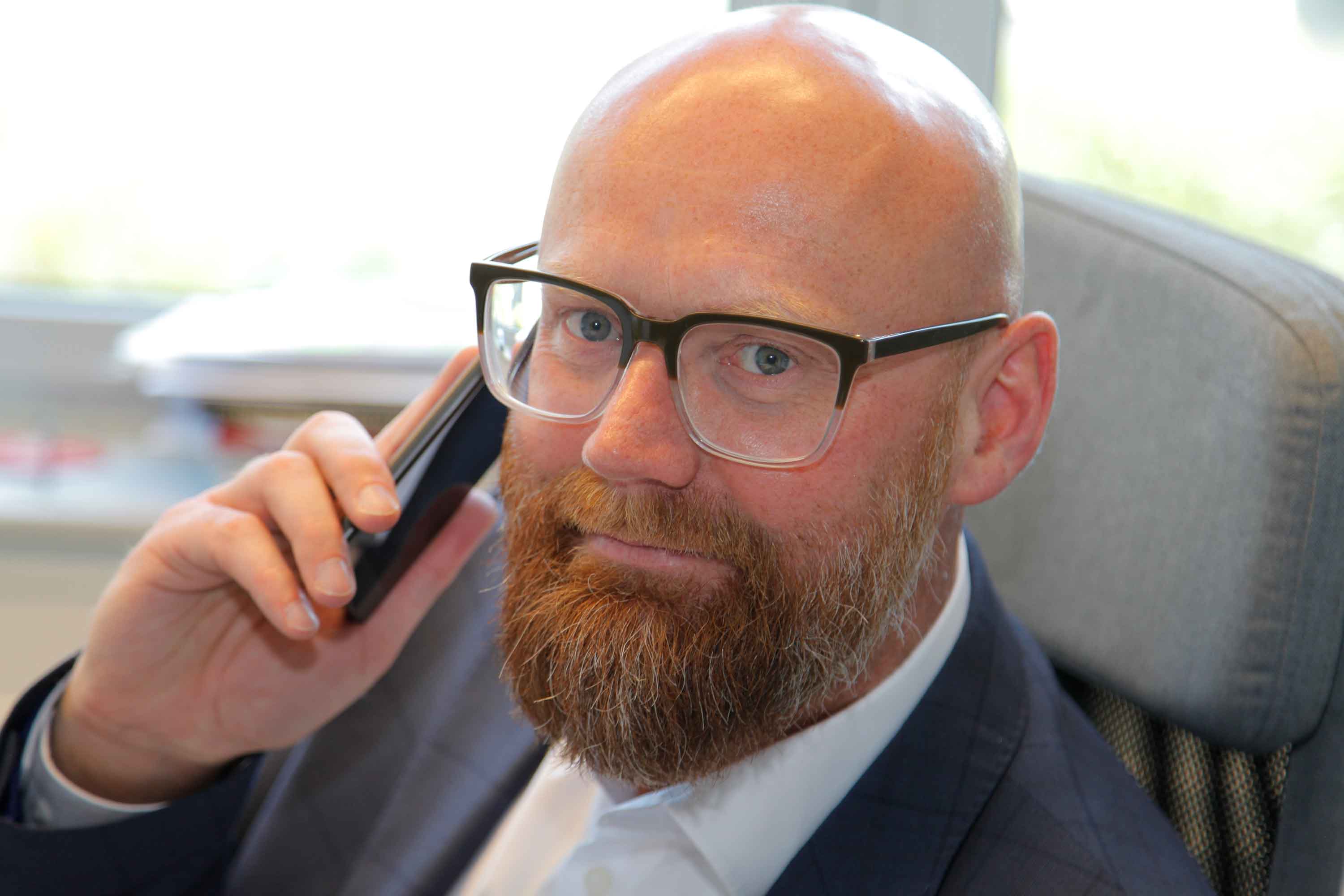 Steuerberater Claas-Peter Müller im Gespräch am Telefon – freundlich, professionell und persönlich. Dipl.-Kfm. Claas-Peter Müller, Ihr Steuerberater des Vertrauens.