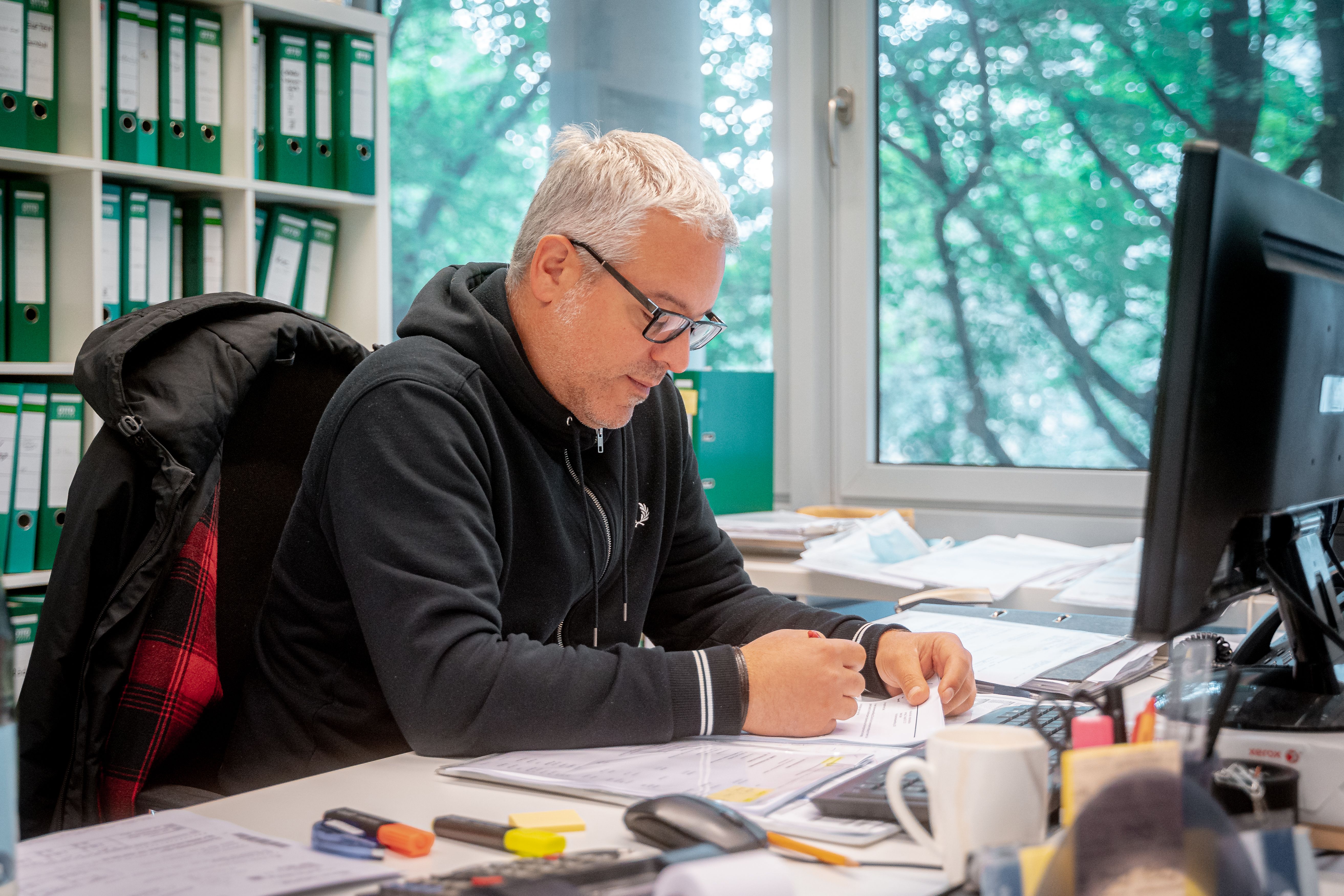 Serkan Süzer senden, zuständig für Finanzbuchhaltung, Jahresabschlüsse und Steuererklärungen