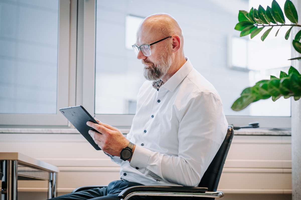 Steuerberater Claas-Peter Müller bei der Arbeit mit Tablet
